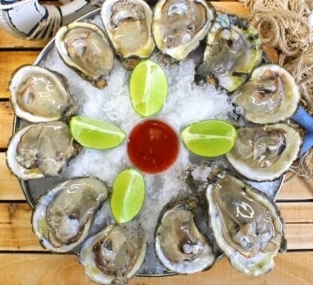 Ostiones en su Concha (12 Piezas) / Oysters on the Half Shell (12 Pieces).