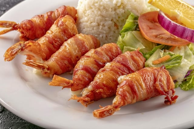 Camarones a la Tocineta / Bacon-Wrapped Shrimp.